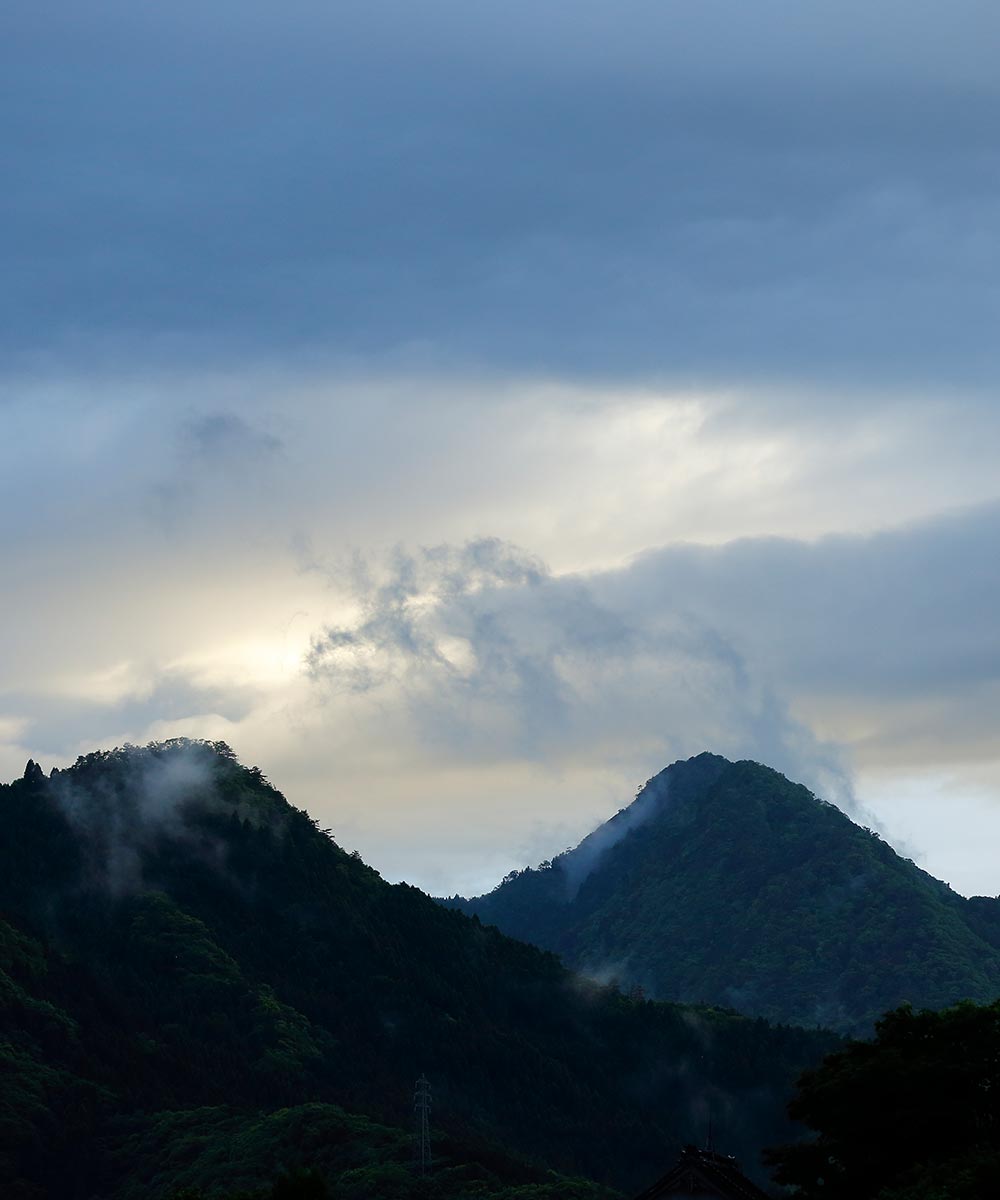 神々しい山並み